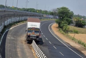 🚨 *“नरसिंहपुर हाईवे का ‘कर्व’ बना विवाद का मोड़: ट्रक डिवाइडर पर चढ़ा, सोशल मीडिया पर मचा बवाल!”* 🚨