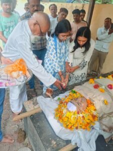 *बेटियों ने निभाया बेटे का फर्ज, पिता को दी मुखाग्नि; महाजन परिवार की पहल की समाज ने की सराहना!*
